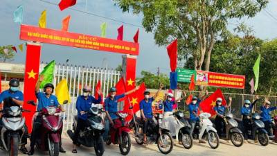 Đoàn viên, thanh niên phường An Lộc, tỉnh Đồng Nai đã trở thành những “cánh tay nối dài” đưa thông tin về ngày hội bầu cử đến người dân. Ảnh: Nhật Bình – TTXVN