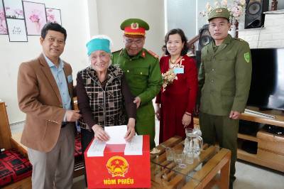 Bà Vũ Thị Chầm (sinh năm 1950), 53 năm tuổi Đảng, phường Hà Giang 1 thực hiện quyền bầu cử đại biểu Quốc hội khóa XVI và đại biểu HĐND các cấp nhiệm kỳ 2026-2031 khi tổ bầu cử số 1, phường Hà Giang 1 mang hòm phiếu phụ đến tận nhà để tạo điều kiện cho cử tri cao tuổi tham gia bỏ phiếu. Ảnh: Minh Tâm - TTXVN