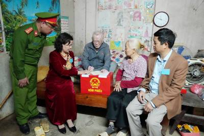 Tổ bầu cử số 1, đơn vị bầu cử số 1 thuộc phường Hà Giang 1, tỉnh Tuyên Quang mang hòm phiếu phụ đến nhà ông Nguyễn Văn Duyên (sinh năm 1952), đường 19/5 để cử tri thực hiện quyền bầu cử. Ảnh: Minh Tâm - TTXVN.