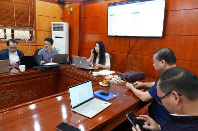 Số liệu cử tri đi bầu cử được cập nhật liên tục trên bảng điện tử tại Sở Nội vụ tỉnh. Ảnh: Tiến Vĩnh –TTXVN 