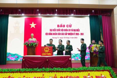 Thủ trưởng Bộ Chỉ huy Quân sự tỉnh Quảng Trị và các đơn vị bỏ phiếu bầu cử đại biểu Quốc hội khóa XVI và Hội đồng nhân dân các cấp. Ảnh: TTXVN phát