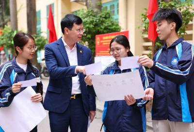 Les étudiants de l'Université pédagogique de Hanoï partagent leur joie de voter avec le directeur du Département de l'éducation et de la formation de Hanoï, Nguyen Van Hien.  Photo VNA