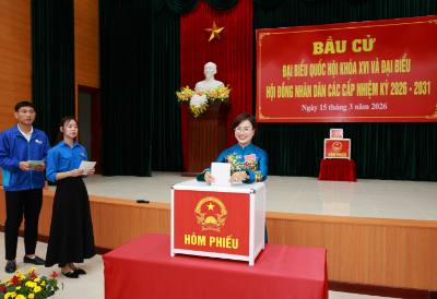 Bí thư Đảng ủy phường Mỹ Hào Trần Thị Thanh Thủy bỏ phiếu tại đơn vị bầu cử số 4, phường Mỹ Hào, tỉnh Hưng Yên. Ảnh: Đinh Văn Nhiều-TTXVN