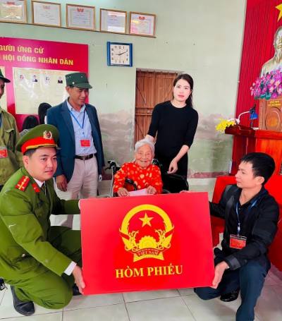 Cử tri Nguyễn Thị Hòa, sinh năm 1920 - 106 tuổi bỏ phiếu tại tổ bầu cử số 4, thôn Xuân Đài 2, xã An Trường, thành phố Hải Phòng. Ảnh: TTXVN phát