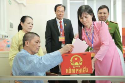 Cử tri là bệnh nhân đang điều trị bỏ phiếu tại điểm bầu cử lưu động Bệnh viện đa khoa Đức Giang chiều 15/3. Ảnh: Minh Quyết - TTXVN