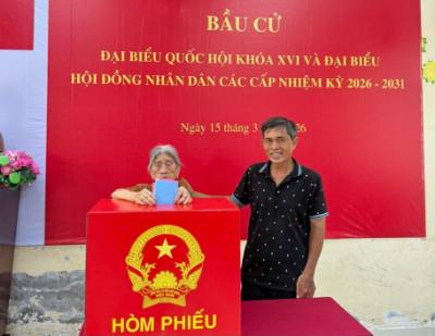 Cụ Vũ Thị Còm tự tay bỏ phiếu bầu đại biểu Quốc hội khóa XVI và HĐND các cấp. Ảnh: TTXVN phát