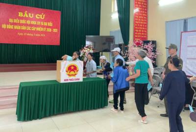 Cử tri thuộc diện bảo trợ xã hội thực hiện quyền công dân tại khu vực bỏ phiếu trong ngày bầu cử 15/3. Ảnh: Đồng Thúy- TTXVN