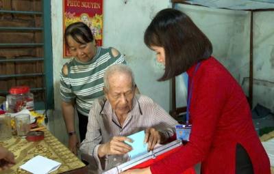 Cử tri Nguyễn Mùi, 96 tuổi trú xã Cam Lâm tham gia bỏ phiếu vào thùng phiếu phụ tại nhà do tuổi cao, khó khăn trong di chuyển ngày 15/3. Ảnh: Đặng Tuấn - TTXVN 