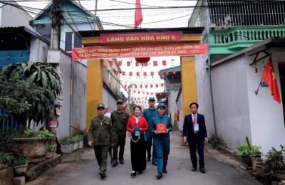 Les équipes électorales des zones montagneuses de la province septentrionale de Phu Tho amènent des urnes mobiles au domicile des électeurs qui ne peuvent pas se rendre dans les bureaux de vote.  Photo VNA