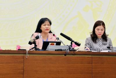 Ta Thi Yen, vice-présidente de la Commission des adjoints de l'Assemblée nationale et chef adjoint du Bureau permanent du Conseil électoral national, informe la presse de la situation des élections des députés à la 16e Assemblée nationale et aux conseils populaires à tous les niveaux pour le mandat 2026-2031.  Photo : Việt Đức - VNA