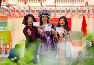 Cầm trong tay tấm thẻ cử tri mang con dấu "đã bỏ phiếu", cùng ​mong muốn các đại biểu trúng cử nhiệm kỳ 2026 - 2031 sẽ tiếp tục quan tâm đến chính sách giáo dục vùng cao. Ảnh: Thanh Tùng - TTXVN 