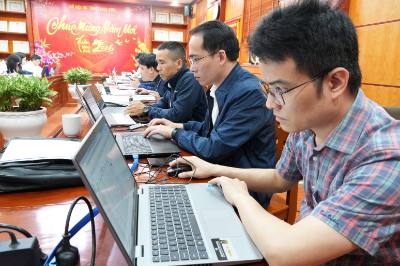 Mise à jour des données électorales au ministère de l'Intérieur de la province septentrionale de Lang Son.  Photo VNA