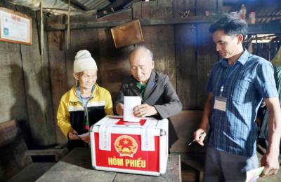 Vợ chồng ông bà Thao Văn Tho (90 tuổi), dân tộc Mông, ở bản Ché Lầu, xã Na Mèo (Thanh Hóa) phấn khởi được thực hiện quyền bầu cử của mình tại nhà. Ảnh: Việt Hoàng – TTXVN