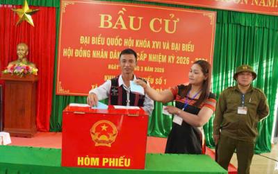 Cử tri khu vực miền núi thành phố Đà Nẵng nô nức đi bầu cử. Ảnh: Trần Tĩnh - TTXVN