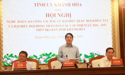 Ông Nghiêm Xuân Thành, Bí thư Tỉnh ủy, Trưởng Ban chỉ đạo bầu cử tỉnh Khánh Hòa yêu cầu các Tổ kiểm phiếu thực hiện nghiêm quy trình kiểm phiếu bầu cử. Ảnh: Xuân Triệu - TTXVN