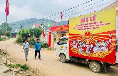 Tuyên truyền lưu động bầu cử đến từng thôn ở xã An Lạc, tỉnh Bắc Ninh. Ảnh: Việt Hùng - TTXVN 