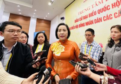 Phó Chủ tịch Quốc hội Nguyễn Thị Thanh trao đổi với phóng viên các cơ quan báo chí. Ảnh: Việt Đức - TTXVN 