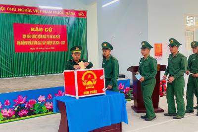 Cử tri Đồn biên phòng Lý Sơn bỏ phiếu bầu cử đại biểu Quốc hội và Hội đồng nhân dân đặc khu. Ảnh: TTXVN