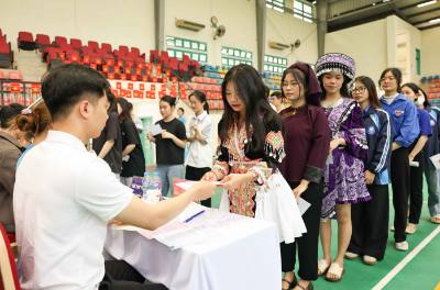 Des filles ethniques vêtues de leurs vêtements traditionnels ont voté à Hanoï.  Photo VNA