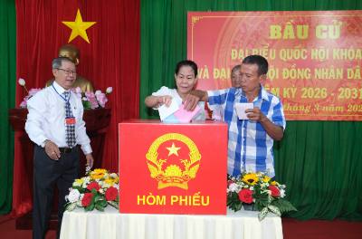 Củ tri bỏ phiếu bầu cử tại điểm bỏ phiếu số 22 phường Ninh Kiều, thành phố Cần Thơ. Ảnh: Thanh Liêm - TTXVN