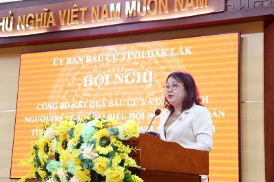 Bà Cao Thị Hòa An, Phó Bí thư Thường trực Tỉnh ủy, Chủ tịch HĐND tỉnh, Chủ tịch Ủy ban bầu cử tỉnh Đắk Lắk phát biểu kết luận hội nghị. Ảnh: Hoài Thu – TTXVN