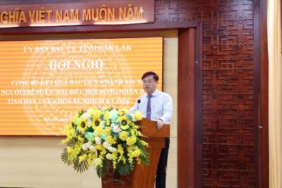 Ông Đỗ Thái Phong, Phó Chủ tịch HĐND tỉnh, Phó Chủ tịch Ủy ban bầu cử tỉnh Đắk Lắk công bố danh sách người trúng cử đại biểu HĐND tỉnh khóa XI, nhiệm kỳ 2021 – 2026. Ảnh: Hoài Thu – TTXVN