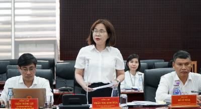 Giám đốc Sở Nội vụ thành phố Đà Nẵng Trần Thị Kim Hoa (giữa, phía trước) báo cáo về công tác tổ chức bầu cử Quốc hội khoá XVI và HĐND thành phố nhiệm kỳ 2026-2031. Ảnh: Quốc Dũng - TTXVN