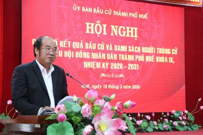 Ông Nguyễn Văn Mạnh, Giám đốc Sở Nội vụ, Ủy viên Ủy ban bầu cử thành phố Huế, trình bày báo cáo công tác triển khai bầu cử. Ảnh: Mai Trang - TTXVN