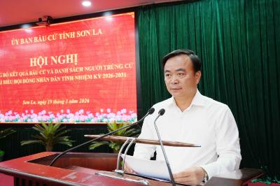 Ông Hà Trung Chiến, Phó Chủ tịch Thường trực UBND tỉnh, Phó Chủ tịch Ủy ban bầu cử tỉnh Sơn La công bố Nghị quyết kết quả bầu cử và danh sách những người trúng cử đại biểu HĐND tỉnh khóa XVI, nhiệm kỳ 2026-2031. Ảnh: Nguyễn Cường - TTXVN
