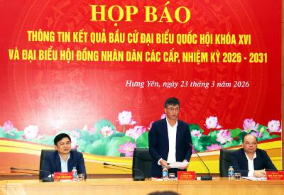 Phó Chủ tịch Thường trực HĐND tỉnh, Phó Chủ tịch Ủy ban Bầu cử tỉnh Hưng Yên Lê Xuân Tiến phát biểu tại buổi họp báo. Ảnh: Nguyễn Công Hải - TTXVN