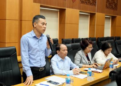 Nhà báo Nguyễn Mạnh Khánh, Trưởng Cơ quan thường trú TTXVN tại tỉnh Hưng Yên, phát biểu trao đổi thảo luận tại buổi họp báo. Ảnh: Nguyễn Công Hải - TTXVN