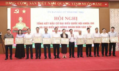 Các cá nhân, tập thể nhận bằng khen của Chủ tịch UBND tỉnh Phú Thọ vì có thành tích xuất sắc trong công tác bầu cử ĐBQH khóa XVI và đại biểu HĐND các cấp, nhiệm kỳ 2026 - 2031. Ảnh: Thu Hương - TTXVN