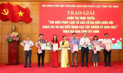 Lãnh đạo tỉnh trao giải cho các tập thể đạt giải nhất, nhì, ba. Ảnh: Đức Hạnh - TTXVN 