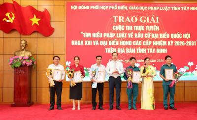 Lãnh đạo tỉnh trao giải cho các cá nhân đạt giải nhất, nhì, ba. Ảnh: Đức Hạnh - TTXVN 