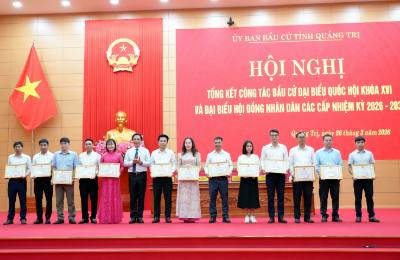 Tặng Bằng khen của Chủ tịch UBND tỉnh Quảng Trị cho các cá nhân có thành tích xuất sắc trong công tác bầu cử đại biểu Quốc hội khóa XVI và đại biểu HĐND các cấp nhiệm kỳ 2026–2031. Ảnh: Tá Chuyên - TTXVN