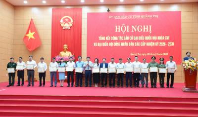 Tặng Bằng khen của Chủ tịch UBND tỉnh Quảng Trị cho các tập thể có thành tích xuất sắc trong công tác bầu cử đại biểu Quốc hội khóa XVI và đại biểu HĐND các cấp nhiệm kỳ 2026–2031. Ảnh: Tá Chuyên - TTXVN