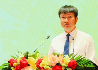 Đồng chí Trần Huy Tuấn, Ủy viên Trung ương Đảng, Bí thư Tỉnh ủy Ninh Bình, phát biểu tại hội nghị. Ảnh: Hải Yến - TTXVN