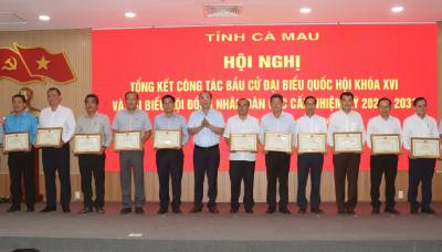 Bí thư Tỉnh ủy Cà Mau Nguyễn Hồ Hải trao tặng Bằng khen của Chủ tịch UBND tỉnh cho các tập thể có thành tích xuất sắc. Ảnh: Tuấn Phi - TTXVN