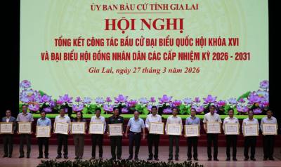 Lãnh đạo tỉnh Gia Lai tặng bằng khen cho các tập thể và cá nhân có thành tích xuất sắc trong công tác tổ chức bầu cử. Ảnh: Đình Quân-TTXVN   