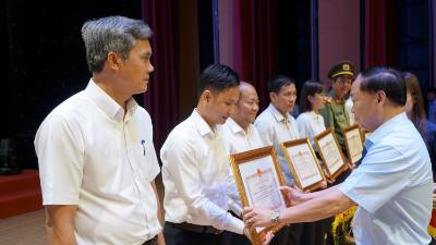Lãnh đạo tỉnh Gia Lai tặng bằng khen cho các tập thể và cá nhân có thành tích xuất sắc trong công tác tổ chức bầu cử. Ảnh: Đình Quân-TTXVN                         