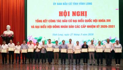 Tặng Bằng khen cho các tập thể có thành tích xuất sắc trong thực hiện công tác bầu cử đại biểu Quốc hội khóa XVI và HĐND các cấp nhiệm kỳ 2026 – 2031. Ảnh: Phạm Minh Tuấn - TTXVN