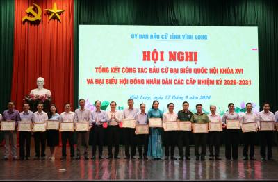 Tặng Bằng khen cho các tập thể có thành tích xuất sắc trong thực hiện công tác bầu cử đại biểu Quốc hội khóa XVI và HĐND các cấp nhiệm kỳ 2026 – 2031. Ảnh: Phạm Minh Tuấn - TTXVN