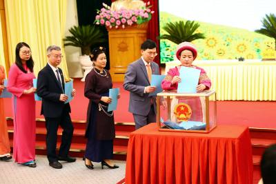 Các đại biểu bỏ phiếu bầu các các chức danh tại Kỳ họp. Ảnh: Quang Cường - TTXVN