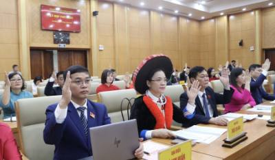 Các đại biểu quyết thông qua chương trình kỳ họp. Ảnh: Chu Hiệu-TTXVN