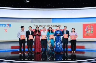 Chủ tịch Hội liên hiệp Phụ nữ Việt Nam Lê Thị Thủy và Phó Tổng giám đốc TTXVN Nguyễn Thị Sự trao tặng sách cho các đại biểu. Ảnh: Lê Đông - TTXVN