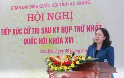 Bí thư Trung ương Đảng, Phó Chủ tịch nước Võ Thị Ánh Xuân tại buổi tiếp xúc với cử tri xã Chợ Mới, tỉnh An Giang. Ảnh: Công Mạo-TTXVN